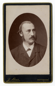 221566 Portret van mr. W.J. Karsten. Borstbeeld van voren, in ovaal.